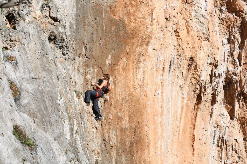 Erica Pintea climbing